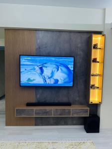 Tv Ünitesi Lambir Çıtalı Lake Dolap Mermer